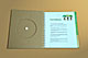 holzgemaserte 3-teilige Decke handbezogen mit CD-Aufnahme auf U2 | 180º gerundeter Rücken | formgestanzte Titelschilder