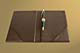 Decke 3-tlg. mit wattierten Deckeln | Blindprägung | bezogene Innenspiegel mit integrierten Dreiecktaschen, eingearbeiteter Federring-Stiftschlaufe